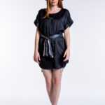 Kurzes sexy elegantes Kleid in modernem minimalistischem Schnitt und Gürtel, Echi S