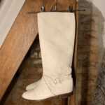 Weiße Echtlederstiefel mit Taubenmotiv 40