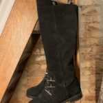 Knielange schwarze Wildlederstiefel mit Metalapplilationen vorne 39