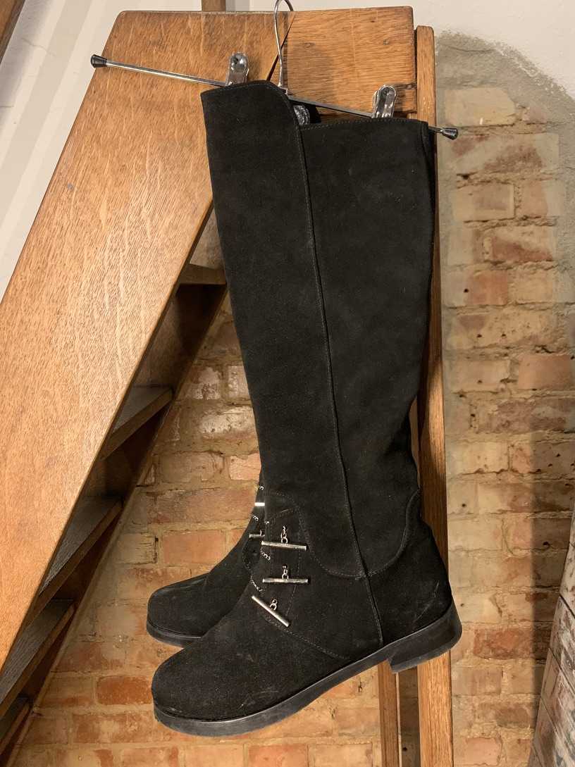 Knielange schwarze Wildlederstiefel mit Metalapplilationen vorne 39 – Bild 1