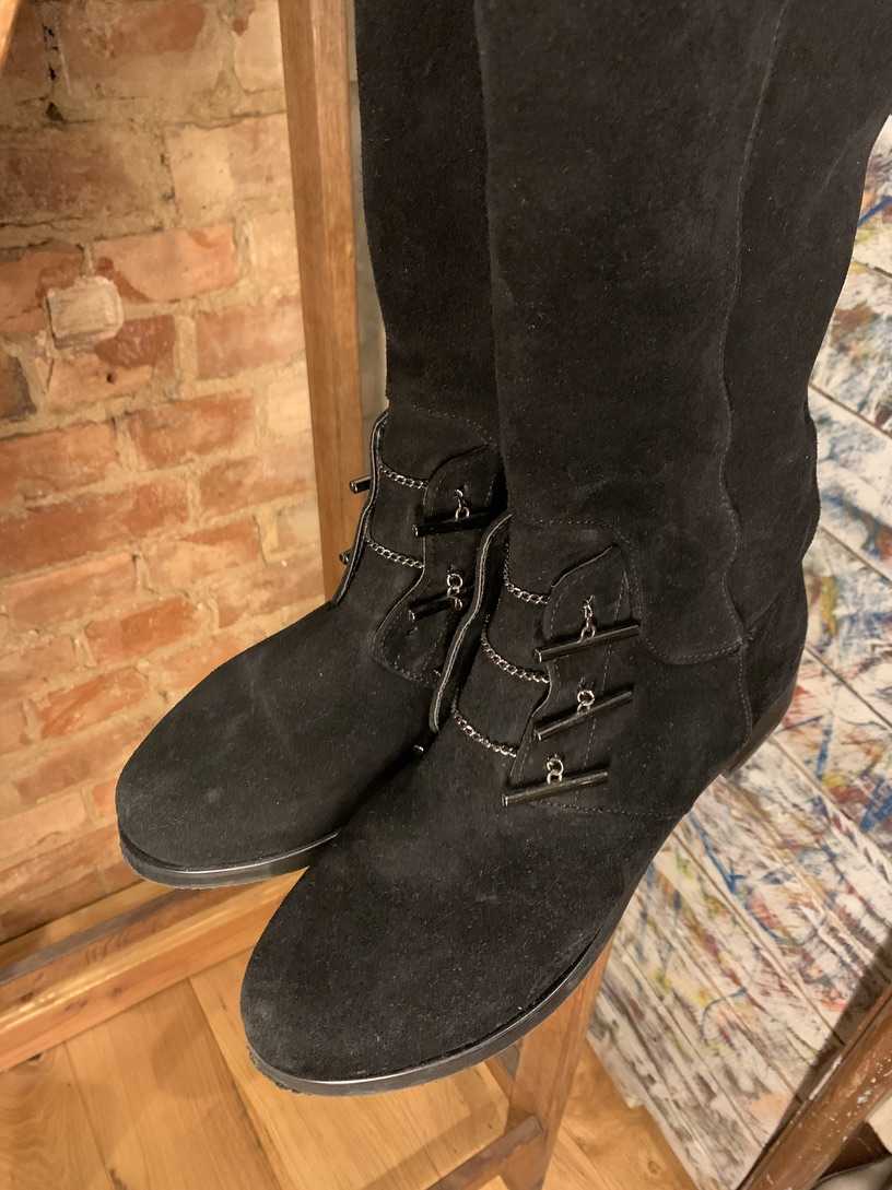 Knielange schwarze Wildlederstiefel mit Metalapplilationen vorne 39 – Bild 2