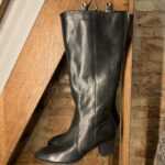 Elegante schwarze Echtlederstiefel mit Zierteisverschluss hinten  41