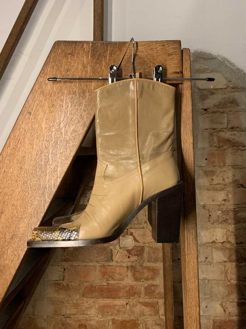 Hellbraune Cowboystiefel mit Schlangenmustet vorne 38 – Bild 2