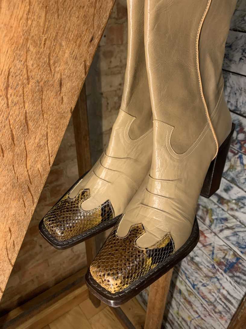 Hellbraune Cowboystiefel mit Schlangenmustet vorne 38 – Bild 3