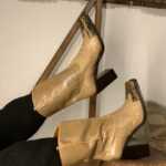Hellbraune Cowboystiefel mit Schlangenmustet vorne 38