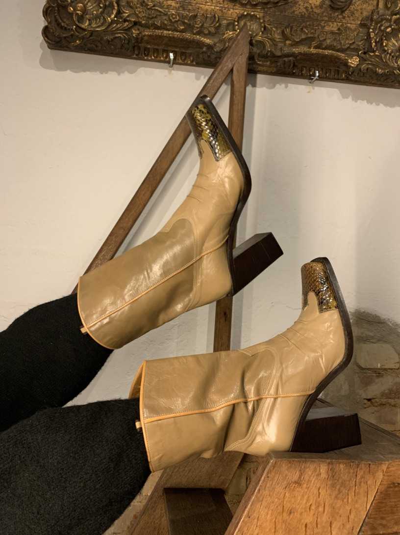 Hellbraune Cowboystiefel mit Schlangenmustet vorne 38 – Bild 1