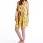Helles leichtes Sommerkleid in Gelb mit grünen Palmen und Orangenen Papageien. An der Hüfte mit Gürtelbändchen., Deby Debo M