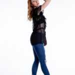 Leichte schwarze Bluse aus Spitzenstoff. Leicht durchsichtig mit Stoff Applikationen und kleinen Aufnähern., Deby Debo M