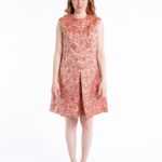 Bordeauxrotes Kleid mit goldenen und weissen Ornamenten und Verzierungen. Ärmellos mit einem schönen schnitt und faltenwurf vorne mittig am Kleid., Lurex M