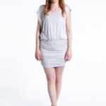 Leichtes Sommerliches Minikleid in grau silber mit einer kleinen Schleife an der Taille von dem Label Guess., Guess S