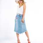 Hier haben wir einen abgecycelten Highwaist Jeansrock mit Bemalung im usedlook. Gürtel von Diesel gibt es gratis dazu! "your life isnt yours if you always care what others think", One of the Kind by Vallintage XS