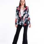 Eleganter Blazer mit Schleifen Verschluss sowie Strasssteinen an den Außentaschen sowie Spitzen am rechten Revers, Diamant Applikationen am Ärmel, Innenmuster Leopard, mit floraler Bedruckung, Neupreis 300 EUR, Sportalm S