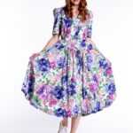Süsses Vintagekleid zum binden. Größenverstellbar von Größe S bis Größe L. Upgecycelt aus Baumwoll Vorhängen mit Floralen Muster., ONE OF A KIND by VALLINTAGE S-L