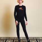 Schwarzer Pulli mit bunten Details S