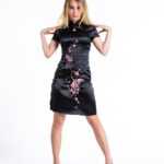 Chinesisches kurzes Kleid mit hohem Schlitz an den Seiten sowie Blumenmusterbestickung, No Name S