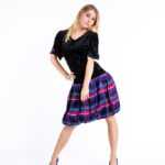 Vintage Kleid aus Samt mit buntem Rock und Schleifen an den Ärmeln, leider hat es eine Laufmasche am Rock, daher haben wir es von 22 auf 44 EUR reduziert, Yessica S