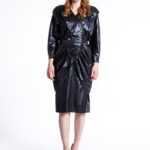 Langärmliches Vintage Kleid mit goldenen Knöpfen und Gummizug in der Tailie im Latex Look und Knopfverschluss hinten. Made in W.-Germany. Bei 30 Grad waschen, Yessica L