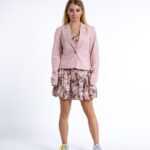 Misda Shorts Blazer in einem zarten Altrosa. kurz/ leicht talliert mit einem Knopf und Taschen Applikationen, VILA Clothes S
