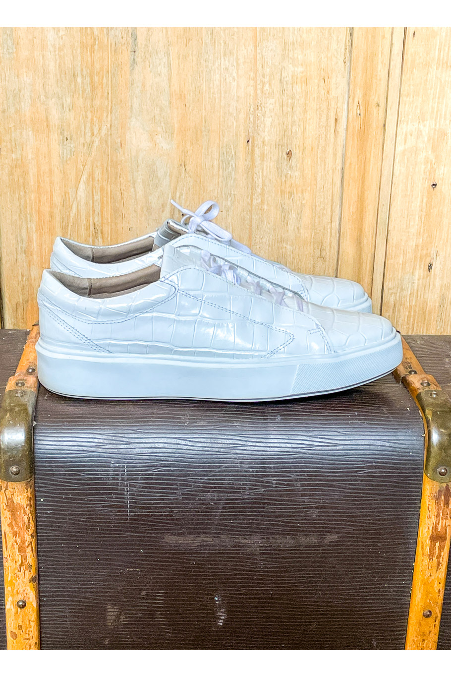 Weißer Sportschuh im Alligator-Muster 41 – Bild 1