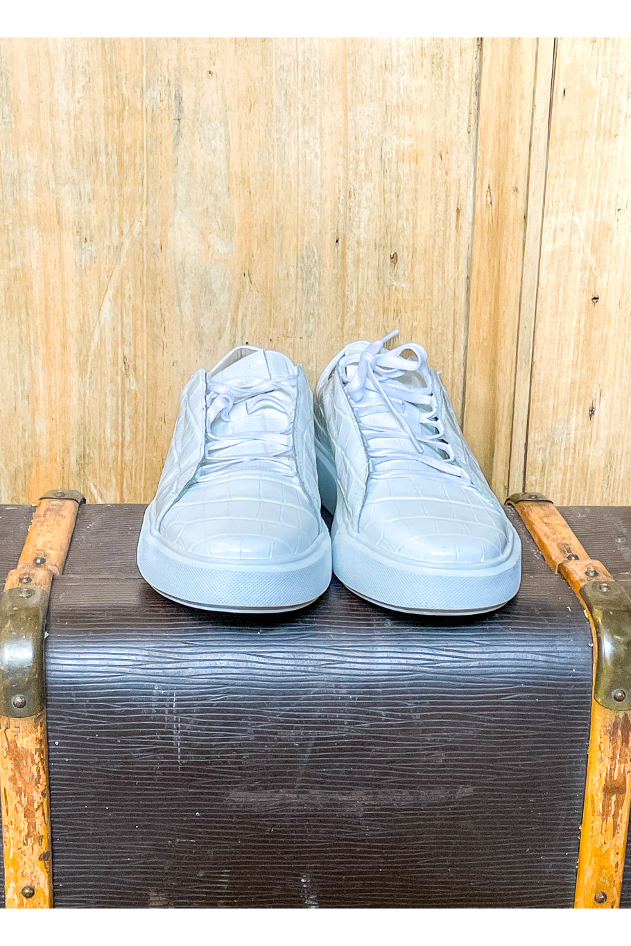 Weißer Sportschuh im Alligator-Muster 41 – Bild 2