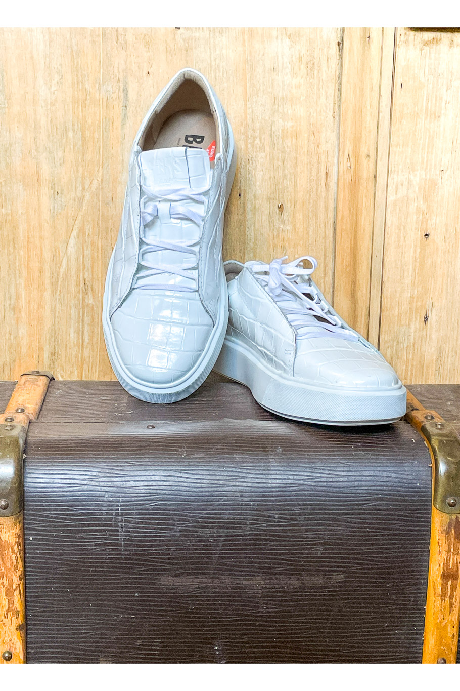 Weißer Sportschuh im Alligator-Muster 41 – Bild 4