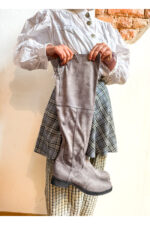 Hoher Overknee-Stiefel in Grau 42