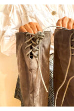 Hoher Overknee-Stiefel in Grau 42 – Bild 4