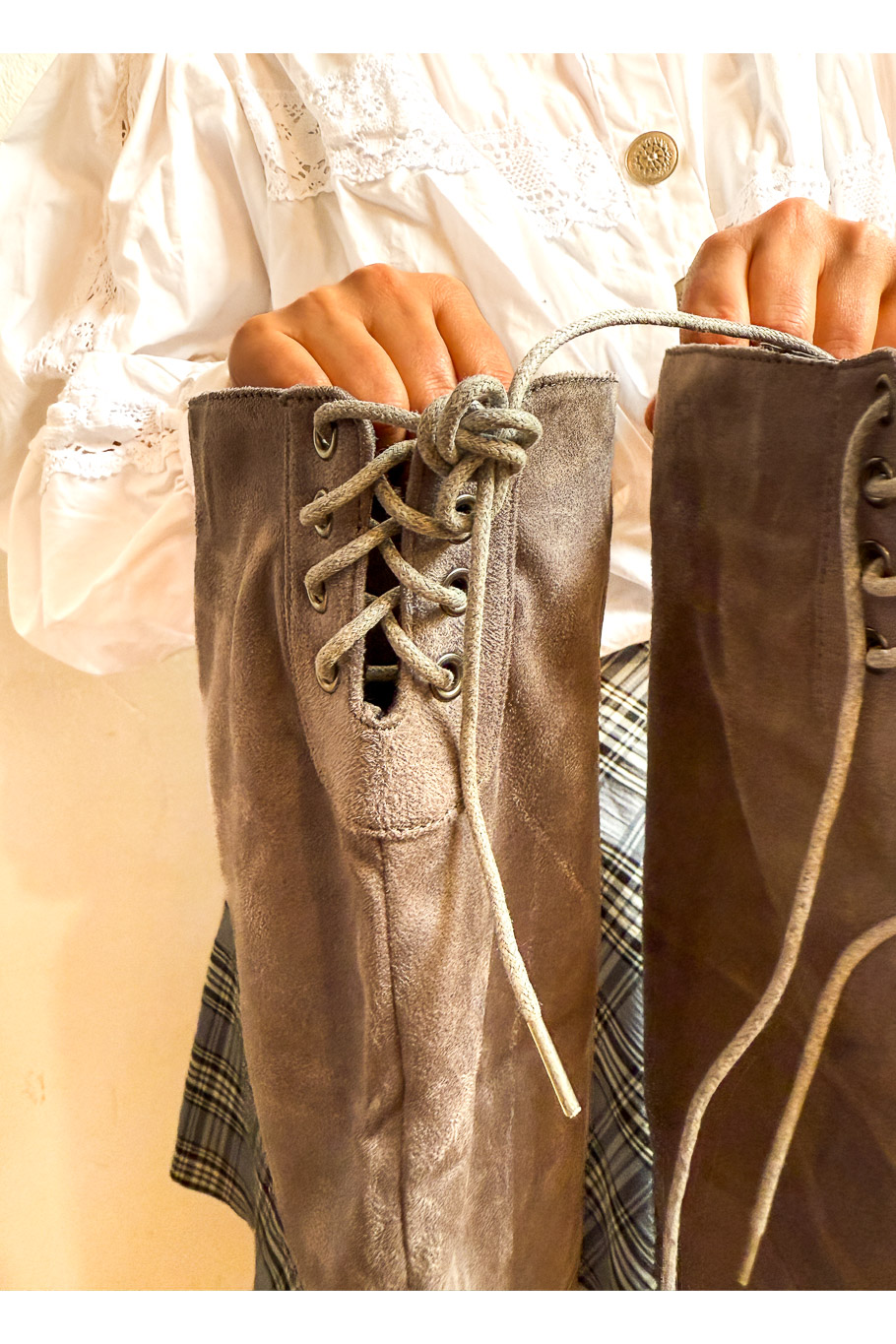 Hoher Overknee-Stiefel in Grau 42 – Bild 4